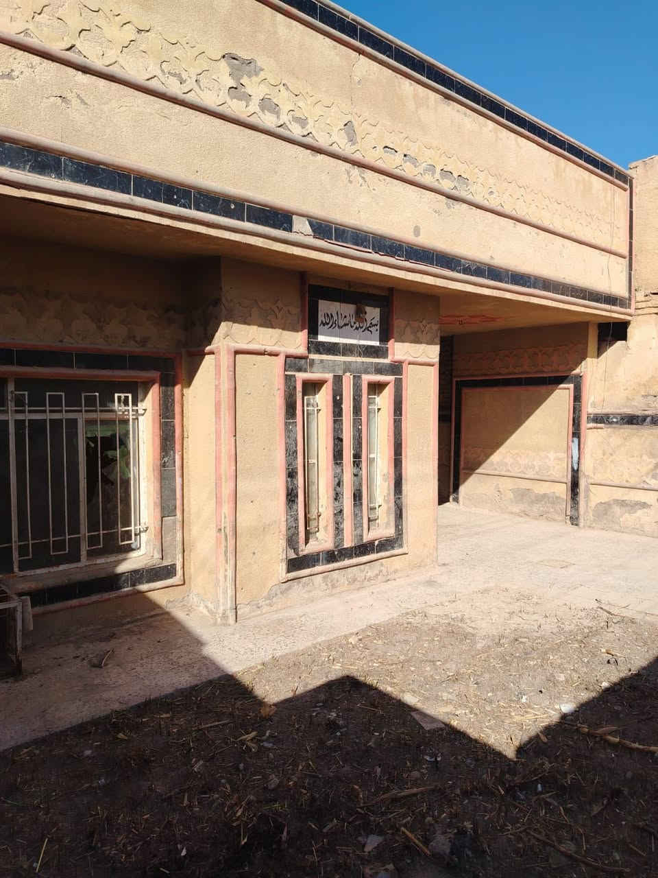 السلام عليكم بيت 200 متر في منطقه الألفين موقع مميز بلقرب من مجمع رحمه الطبي للبيع كامل قطع حسب الرغبه للاستفسار ***********
