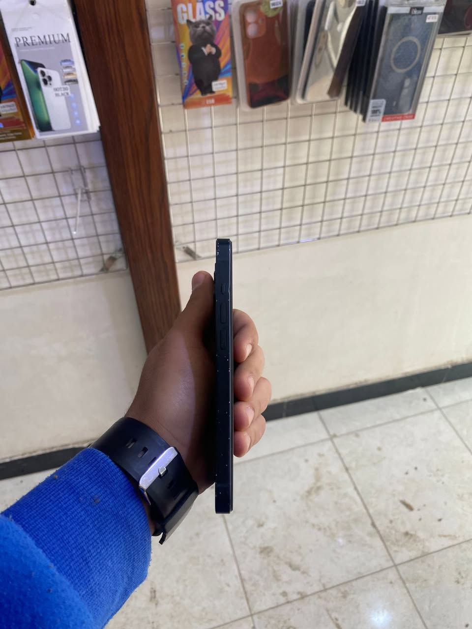 السلام عليكم ورحمه الله وبركاته 
ايفون 13 عادي 
أمريكي نموذج M 
ذاكره 128 
بطاريه 77
مستبدل شاشه كلش حلوه ( كاميرا اصليه من ابل) خلل بسماعه الاتصال مرات تشتغل مرات لا تفتح سبيكر تشتغل طبيعي بصوت واضح و عالي
بي شخوط زغيره كما موضح كدامكم 
علبه الجهاز موجوده 
العنوان : بابل 
سعره 325 و بي مجال 
للاتصال : ***********
