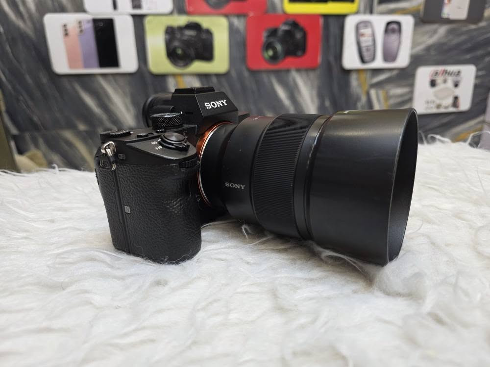 عدسة 85mm F1.8 اوتو فوكس سريع
مواصفاتها 24.2 ميجابكسل،  شتر بسرعة
 10 إطارات في الثانية، وتصوير فيديو
 بدقة 4K،  ضبط بؤري تلقائي متطور
 بـ 693 نقطة لاكتشاف الطور، بالإضافة
 إلى تثبيت مدمج للصورة بخمسة محاور 
دبل منفذ رام و بلوتوث، وشاشة LCD
 لمس و قلاب  وبطارية ذات عمر طويل
 الكاميرا مناسبة لجميع انماط التصوير
 الاحترافي ونتائج تصوير ممتازه جدا 
 نضيفه جدا ومكفوله🔰((شتر 7k))🔰

      سعر البدي 1.250.000 دينار 
           سعر العدسه 400 الف 

        البيع مع ضمان لمدة 3 ايام 
    توصيل ب 5 الف لكل العراق 🇮🇶

    موقع المحل بغداد باب الشرقي مقابل 
       حديقة الامه ***********
        مركز بغداد ماركت للكاميرات
