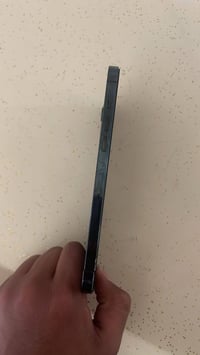 12 برو ماكس للبيع موضح كدامك مبدل بس شاشة تقرة قطعة غير معروفة وضهر مف...