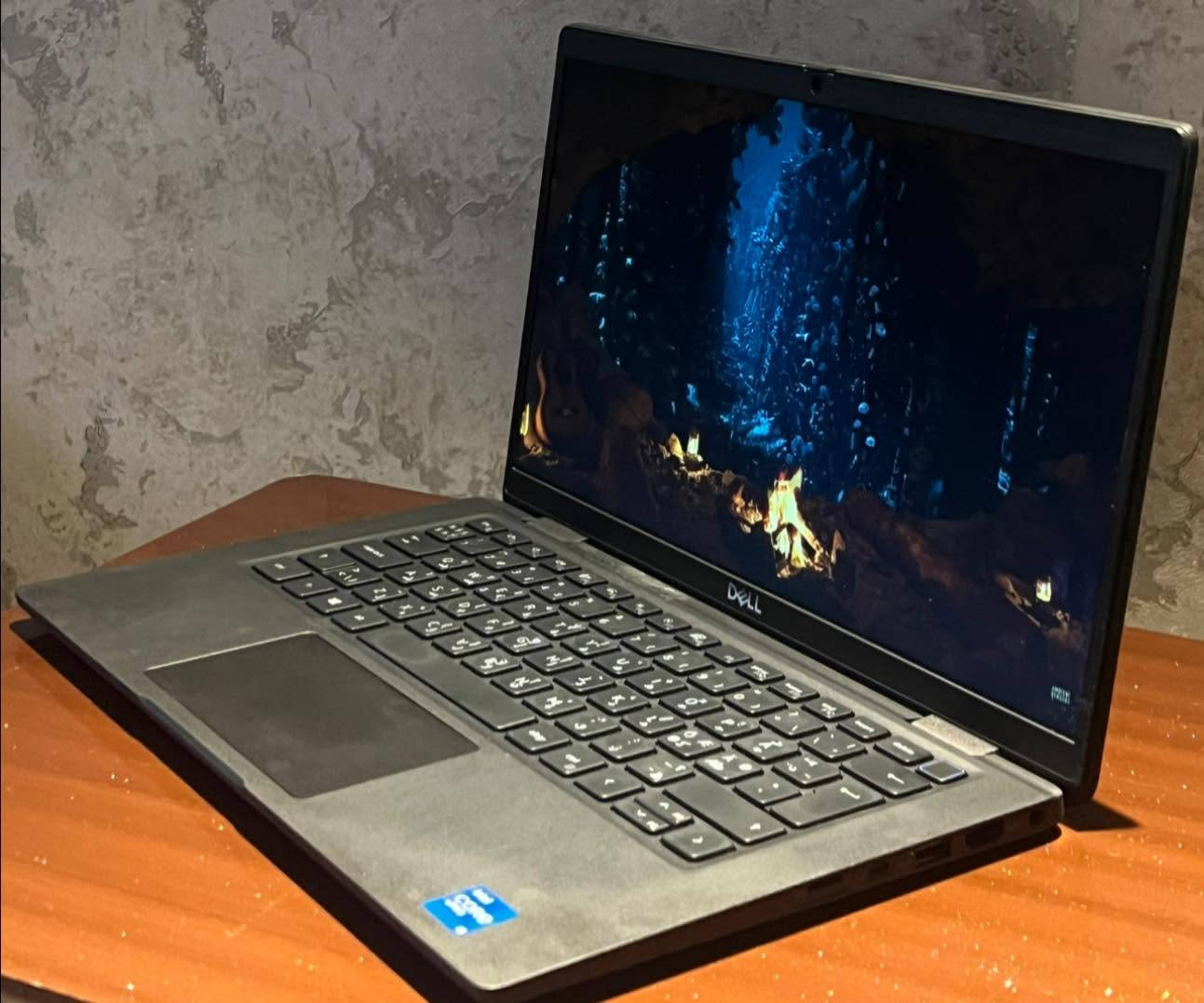 بسعر مميز جداً (350 ألف فقط!) | DELL Latitude 7320 💻
للبيع لابتوب DELL Latitude 7320 الغني عن التعريف، جهاز يجمع بين الخفة، القوة، والمتانة. مثالي جداً للطلاب، المبرمجين، أصحاب الأعمال، والتصفح السريع. الجهاز بحالة ممتازة وجاهز للاستخدام الفوري!
🔥 المواصفات الفنية:
 المعالج: Intel Core i5 (الجيل الحادي عشر) فئة G7 - أداء سريع وممتاز جداً مع معالج رسوميات قوي.
 الذاكرة (RAM): 16GB DDR4 (سرعة خيالية بالتنقل بين البرامج وسلاسة تامة).
 التخزين: 256GB SSD NVMe (إقلاع للنظام بلحظات وسرعة فائقة بنقل البيانات).
 الشاشة: 13.3 إنش بدقة Full HD وبتقنية IPS (ألوان رهيبة، مريحة للعين، وزوايا رؤية واضحة من كل الجهات).
 الكيبورد: كيبورد ضوئي (Backlit Keyboard) مريح جداً وبمظهر أنيق، يسهل عليك الكتابة بالظلمة.
 الخصوصية والأمان: كاميرا واضحة جداً للمكالمات والاجتماعات، مع غلق ميكانيكي (Privacy Shutter) للخصوصية والأمان التام.
✨ مميزات إضافية:
 تصميم نحيف وخفيف الوزن (سهل التنقل بيه للجامعة أو الشغل).
 بطارية ممتازة تدوم لساعات عمل طويلة.
 نظام التشغيل: Windows 11 الأصلي مستقر وجاهز.

💡 ملاحظة: الجهاز فحص كامل، نظيف جداً وخالي من أي

📞 للحجز أو الاستفسار:
 السعر المميز: 350 ألف دينار عراقي (شامل التوصيل) 🚚💰
 مكان التواجد: بغداد.
 رقم الهاتف: *********** 📱 (متواجدين واتساب أيضاً للرد السريع).
