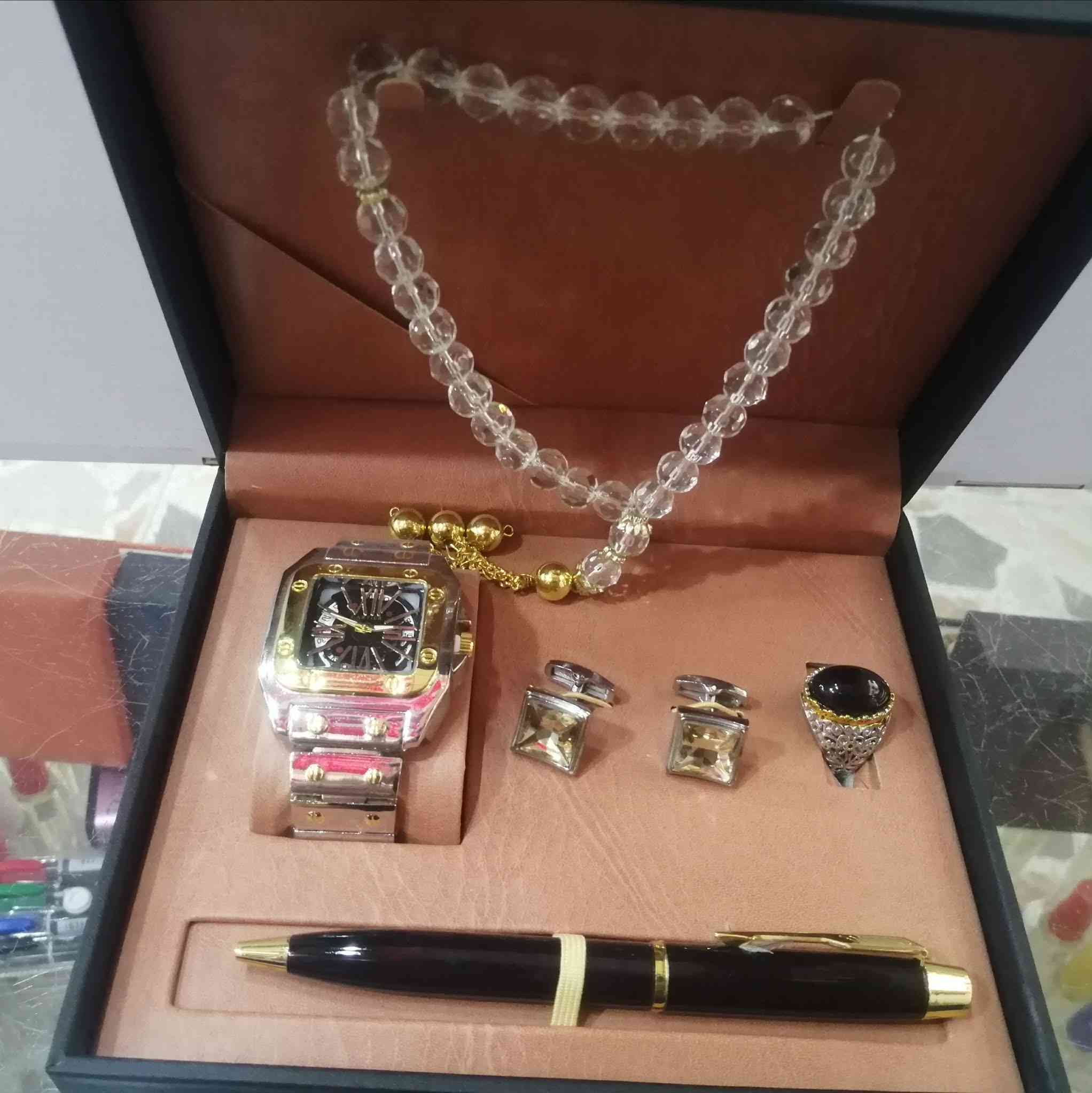 توفر لدينا 
بكج هدايا رجالي
هو مجموعة هدايا رجالية تتكون من ساعة بعقارب ذات سوار ذهبي، قلم، وزوج من أزرار الأكمام.


**إذا كنت صاحب هذا الإعلان وتريد حذفه لأي سبب، رجاءا أرسل رسالة إلى الدعم الفني**