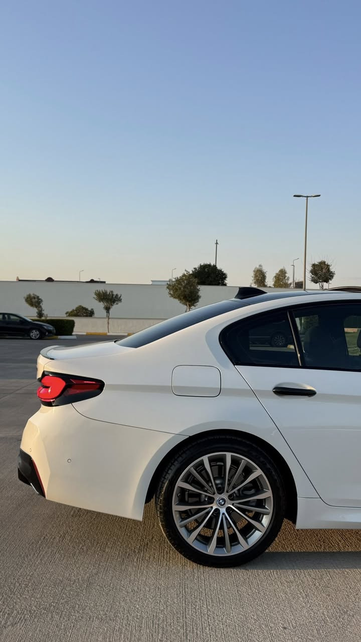 🚗 للبيع: BMW 530i موديل 2021 وارد أمريكي 🇺🇸

🔥 فخامة + أداء + إضافات سبورت مميزة

📌 المواصفات:
- محرك 4 سلندر تيربو (TwinPower Turbo)
- قير أوتوماتيك 8 سرعات
- دفع خلفي (RWD)
- وضعيات قيادة (Eco / Comfort / Sport)
- شاشة كبيرة + نظام iDrive (نظيف 100% وسريع)
- Apple CarPlay
- كاميرا خلفية + حساسات أمامي وخلفي
- فتحة سقف
- مقاعد جلد كهربائية مع ميموري
- إضاءة داخلية متعددة الألوان (Ambient Lighting)
- دخول وتشغيل بدون مفتاح

🔧 الإضافات:
- دفيوزر خلفي
- لحية أمامية
- كفر مرايا جانبية سبورت
- كفر يدات الأبواب
- شبك أمامي بإضاءة LED
- تخم تايل كامل (شكل رياضي مميز)

🛠️ الحالة الفنية:
- المحرك شرط وغير مفتوح
- القير شرط وغير مفتوح
- صيانة منتظمة بوكالة العروش

📊 المعلومات:
- وارد أمريكي
- الممشى: 34,000 مايل
- حادث: ربع بنيد + جام لغ (تصليح احترافي)
- الإيرباق راجع سستم بلد (شغال طبيعي)
- فحص وهزة جديد لغاية 11 / 2026
- استخدام شخصي ونظيف

💰 السعر: 31,000 دولار (ثلاث دفاتر وعشر ورقات)  
💬 قابل للتفاوض للجادين فقط

📍 الموقع: أربيل  
📞 للتواصل خاص أو اتصال
0776 444 4343
‎🔥 سيارة جاهزة بدون صرف — دفع خلفي + نظافة عالية + إضافات سبورت
