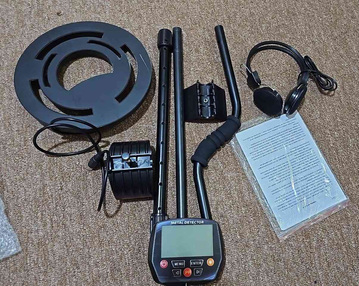 الآن يتوفر جهاز Metal Detector المتطور لكشف المعادن والعملات المدفونة تحت الأرض بدقة عالية وتقنية حديثة.
⚙️ مميزات الجهاز:
✔ شاشة رقمية واضحة تعرض نوع المعدن وقوة الإشارة
✔ خاصية تمييز المعادن لتجنب المعادن غير المهمة
✔ نظام Pinpoint لتحديد موقع الهدف بدقة
🔎 يستطيع الجهاز التمييز بين عدة معادن مثل:
الذهب – الفضة – الحديد– العملات المعدنية وغيرها.
✔ تحكم كامل بالحساسية والصوت
✔ تصميم خفيف وسهل الاستخدام
📡 عمق الكشف التقريبي:
🔹 العملات الصغيرة: 50 – 70 سم
🔹 القطع المعدنية المتوسطة: 70 سم – 1 متر
🔹 الأجسام الكبيرة: أكثر من متر ونصف حسب حجم المعدن ونوع التربة
🎯 مناسب للبحث عن:
العملات القديمة – المعادن المدفونة – القطع المعدنية المختلفة.
📩 للحجز أو الاستفسار التواصل على الخاص
@أبرز المعجبين #جهاز_كشف_المعادن


**إذا كنت صاحب هذا الإعلان وتريد حذفه لأي سبب، رجاءا أرسل رسالة إلى الدعم الفني**