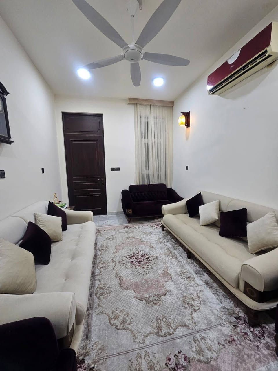 للبيع دار طابو زراعي سند 25 بناء حديث فول بناء مهندس مساحه 120 متر واجهه 7 محتوياته غرفتين وصاله ومطبخ وكليدور مجمع صحيات داخليه وخارجية ومناور عدد 2 ارضيه مرمر خريطه جدا راقيه مودرن العنوان حي صحه فرع المحموله قرب المائيه تقسيم جديد عرض الشارع 8 متر السعر 210مليون مجاله قليل مكتب الشمس للعقار 
*********** وات ساب 
+9647855869494
