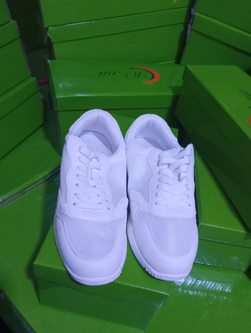 احذياء رجالي نسائي  
افحص يم المندوب قبل ما تستلم الطلب
حذاء 10الف 
توصيل داخل كركوك فقط 
واتساب *********** 
يتوفركل القياسات
