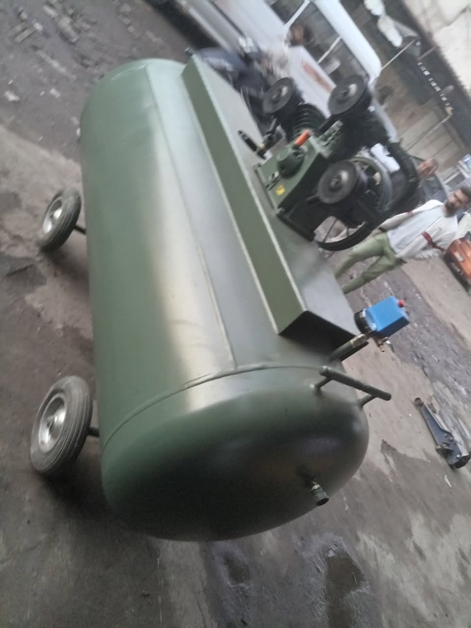 كنبريسر إيطالي ١٠٠٠ لتر معه تاروسه ياباني ثلاثه بستم كبير معه ضمان بأداره سيف التميمي بغداد البياع حي صناعي شارع الخامس
***********
