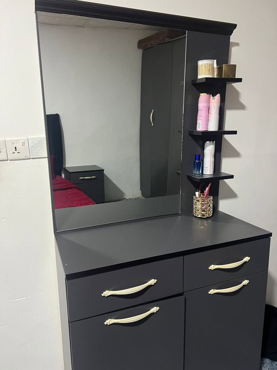 غرفة نوم تركية للبيع استعمال ٣ اشهر فقط اخذتها ب مليون و ٢٠٠ الف مابيها اي عيب ٦ قطع ويا الدوشك 
السعر قفل ٧٠٠ الف العنوان اربيل ماعندي توصيل محافظات


**إذا كنت صاحب هذا الإعلان وتريد حذفه لأي سبب، رجاءا أرسل رسالة إلى الدعم الفني**