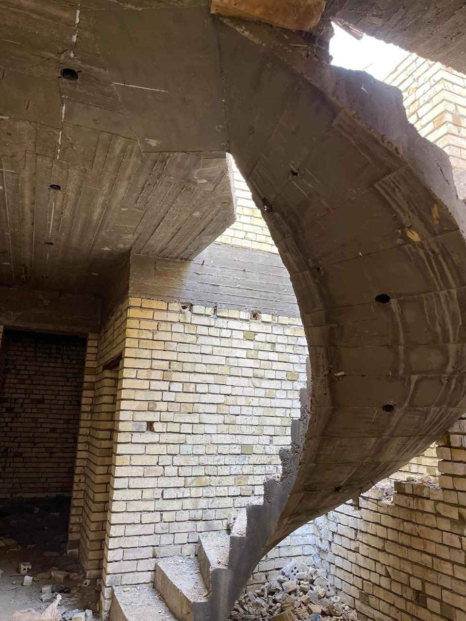 سلام عليكم هيكل اللبيع المساحه 100 متر بناء درجه أولى زراعي سند 25 نهايت اربع شوارع رابع فرع ع ايسره زراعي النفطيه ***********
