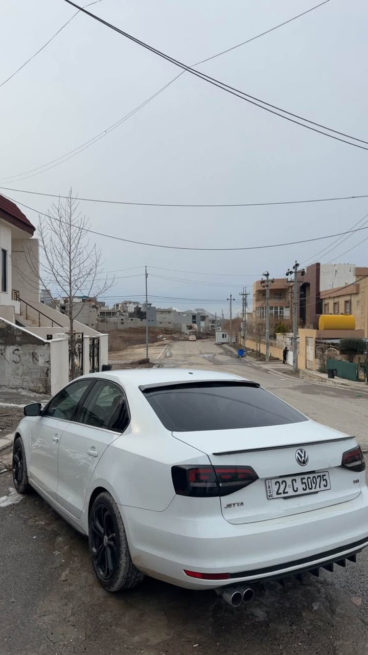 جیتا ۲٠١٧ مواسفات S مەکینە ۱٤ تۆربو سەیارەکە بە کلین داخیل بوە لیرە ۱ پارجەو نیوی سبوخ کەتی بەبی زەربەی ناوەوە، سەقفی تەزرەی هەیە هەیکەلی کامل کراوەتە Sport تایە و ویلی و دۆسەکان کامل GLI و لایتی LED رەسمی دەحمەکەیم داناوە  ئیرباگەکانی هیج نەتەقیون  پیشی کەپسە رادیتەر بیلاد حەماوە بەشەرت مەکینە نەکراوەتەوە سەنەوی ژینگە نویە ، ۱ دینار مەسروفی تیدانیە سەیارەی مالە زۆر زۆر خاوین مایتەوە  شاشە کامیرە تەحەکومی سەر سوکانی هەیە تحدید سورحەی هەیە ریکو پیکە شانسي و بەدەنە و بەردی گزۆزو گیرو مەکینە بەشەرتە 
بەنسبەت سحر داوای١١٩  وەرەقە دەکەم مەجالیکی زۆر کەمی برایانەی تیدایە  

(سەودا ناکەم تەنها بە پارە دەفرۆشم )
***********📞
Whats app 
Vaibar☎️ شقلاوة, أربيل
