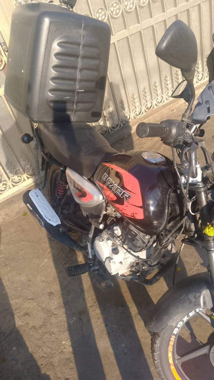 السلام عليكم
بوكسر 2021 جبلي مرقم تحويل ثاني يوم أوراقها كامله ما بيها اي نقص ماشيه 39 الف مكينه ممفتوحه مكفوله من كلشي نقصها فقط ستاند التعليك مكسور  سعرها 2200 مليونين وميتين مكاني بغداد الدورة شارع 60 
للاستفسار *********** متواجد رصيد و واتساب
