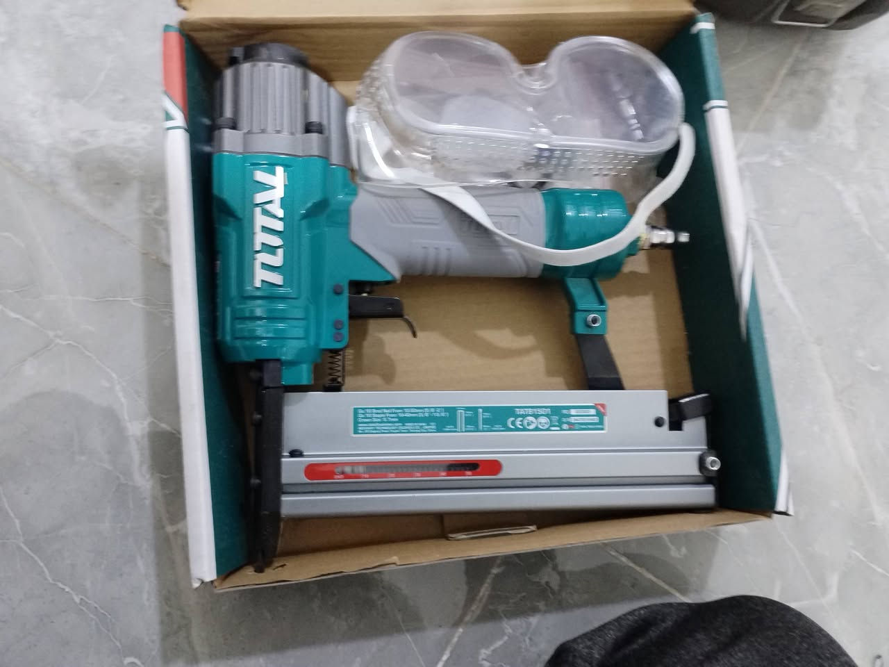 منشار تخريم ياباني ماكتا جديد السعر ١٢٥ الف
مسدس دبل مسمار جديد ٤٠ الف 
فريزه ٣٠ الف متوفر توصيل 
***********
