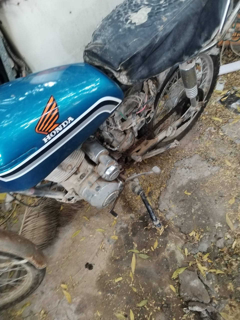 دراجة ٥كير سلف تشتغل بس بطارية نقص متروكة سنة رادلها ترتيبات تانكي وصفاحيات وتاير خلفي جدد كارتون مكان الانتفاضة سعر ١٧٥ رقم هاتف ***********
