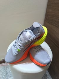 سلام وعليكم حذاء ماركه Saucony كوبي كلش حلوه وقويه قياسها ٤٠ اكتبولنه ...