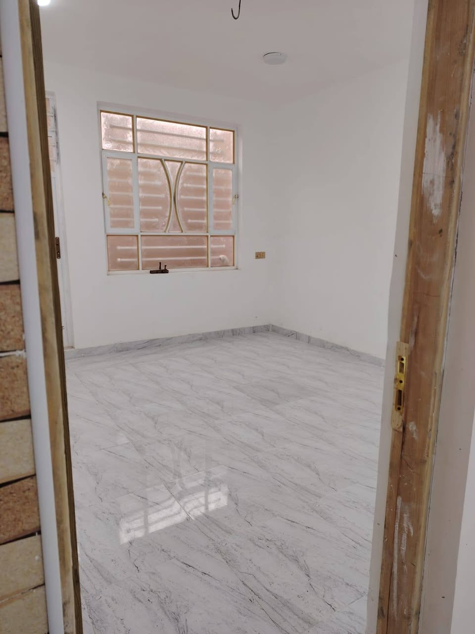 🏡 بيت للإيجار – بناء حديث مع مشتمل مستقل

📍 العنوان: شارع الحسينية، من جهة كربلاء بعد مول مون والبنزين خانة الأضواء، الشارع العريض (عرض 30 متر). بداية الشارع عند مطعم سفينة النجاة ونهايته عند موكب قمر بني هاشم، والبيت أمامه بعد فرعين.

🔹 تفاصيل البيت (الطابق الأرضي):

- حديقة صغيرة.
- صالة.
- مطبخ.
- حمام ومرافق.
- غرفتان مع سويت داخلي.
- غرفة إضافية.
- منور خلف البيت.
- ماطور وسخان جديد.

🔹 تفاصيل الشقة المستقلة (مفصولة نهائياً):

- غرفتان.
- صالة.
- مطبخ.
- حمام ومرافق عدد (2).
- درج وسطح مرتب.
- تانكي ماء سعة 1000 لتر عدد (2).

✅ المطلوب: عائلتان من الأقارب فقط، مثل الأب والابن أو الأب وعائلة ابنته أو أي أقارب.

للاستفسار والمشاهدة يرجى التواصل على الخاص أو الاتصال.
***********➡️اتص
***********➡️واتس
