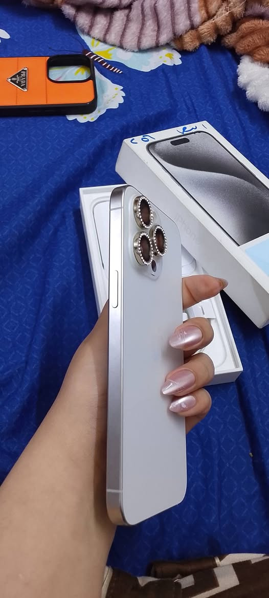 ايفون 15 برو ماكس
شرق اوسط ذاكرة 256 بطارية 93 تلفون بلادي شخط شخط مابي 
بي درع كاميرا بالاضافة الى شاشه ضد كسر ليوم خليتهن اله ملحقاته وشاحنه كلها وياه مكاني بغداد السيدية واتساب ***********
قفل مليون و 200
