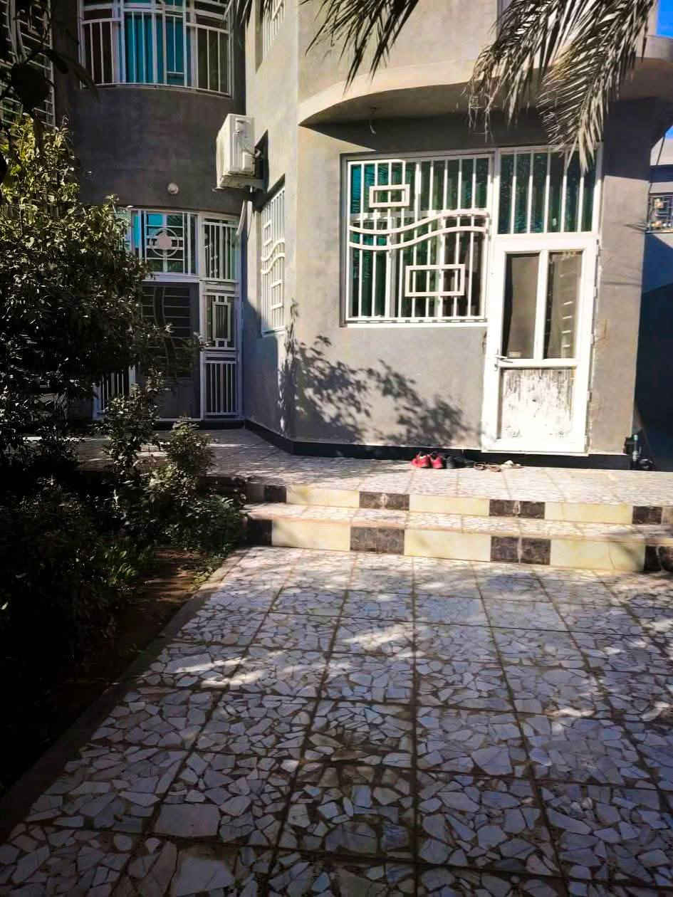 آللهم صل على محمد وآل محمد 
بيت للبيع المساحه 330متر طابو صرف طابقين الطابق الأول يحتوي على غرفتين واستقبال ومطبخ وصاله صحيات الطابق الثاني يحتوي على 3 غرف ومجمع صحيات البيت نظيف ومرتب العنوان كربلاء طويريج حي الجمعيه شارع الملاعب السعر خاص للإستفسار اكثر الأتصال على الأرقام الموجوده  ***********
