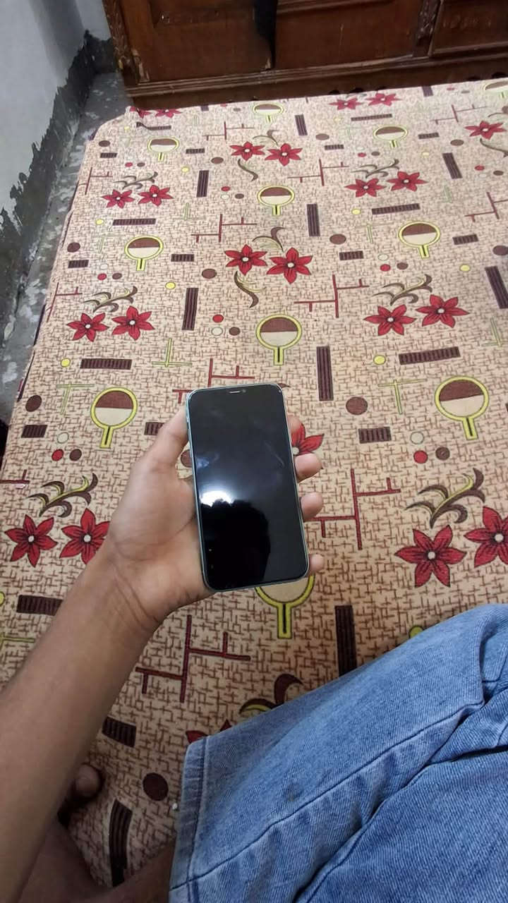 سلام عليكم آيفون ١١عادي للبيع
شاشه فقط مبدله.  بطاريه٧٥
*********** 
سعره ١٨٠
