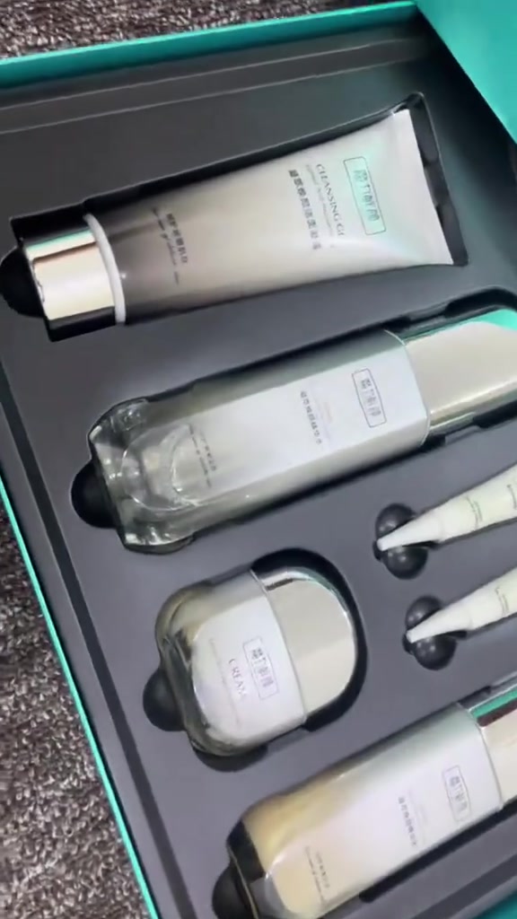 6 قطّع بكج كامل الاصلي حصراً وشرط الضمان
هذه المجموعة هي "بكج العناية الملكي" (Magic Fresh Face Extract and Rejuvenating Set Box)، وهي عبارة عن مجموعة متكاملة للعناية بالبشرة تركز على الترطيب، التفتيح، ومكافحة علامات التقدم في السن. 

تتكون هذه المجموعة المكونة من ست قطع من المنتجات التالية المرتبة حسب الاستخدام: 

غسول جل (Cleansing Gel): الأنبوب الكبير، يستخدم لتنظيف الوجه بالماء من الشوائب والزيوت الزائدة دون تجفيف البشرة.

تونر (Toner): العلبة الطويلة، يستخدم لترطيب وتهيئة البشرة (يُفضل استخدامه بالقطن) لموازنة حموضة البشرة وقبض المسام.

سيروم إيسينس (Essence Serum): العلبة الطويلة الثانية، يوفر تغذية عميقة وترطيباً للبشرة.

كريم العين (Eye Cream): الأنابيب الصغيرة (قطعتان)، يستخدم بالطبطبة الخفيفة في المنطقة حول العينين.

كريم الوجه (Face Cream): العلبة الدائرية، وهو مرطب كثيف يستخدم كخطوة نهائية للحفاظ على رطوبة كامل الوجه ونعومته.

معلومات إضافية عن المنتج:

الفوائد: يعمل البكج على منح البشرة النضارة، تقليل آثار الشيخوخة والتجاعيد، وتحسين ملمس الجلد


**إذا كنت صاحب هذا الإعلان وتريد حذفه لأي سبب، رجاءا أرسل رسالة إلى الدعم الفني**