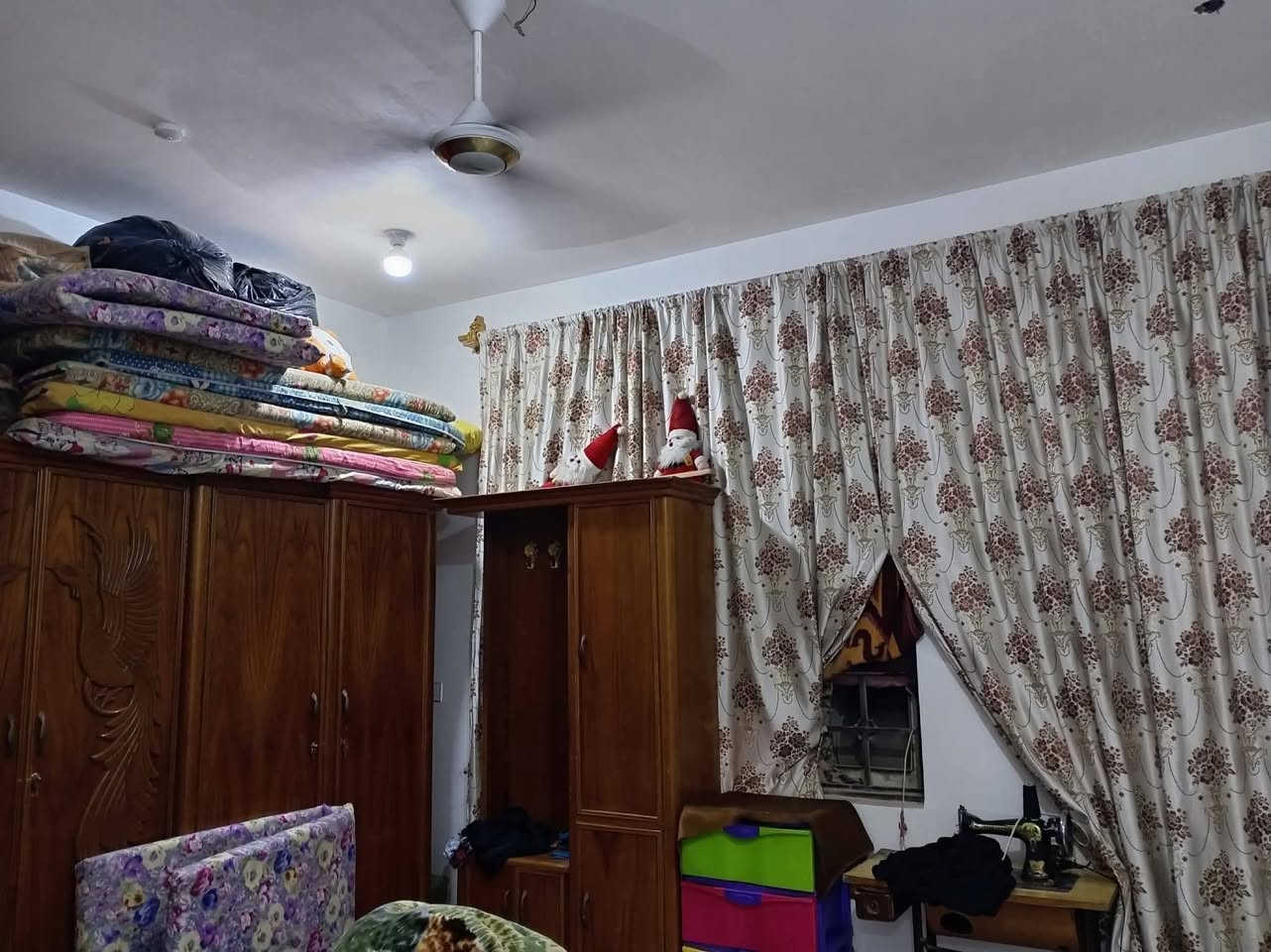 دار للبيع حي الحكيم مساحته ٢٠٠ متر غرفتين نوم وهول استقبال مطبخ بشارع اسواق البركه يبعدن عني الشارع 150 متر الاتصال واتساب ***********
