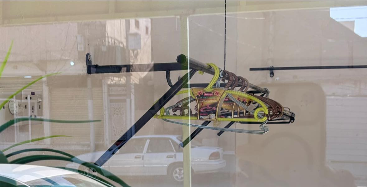 للبيع ستاند احذية حديد يلزم 27 حذاء + ستاندات ملابس عدد 2 الطول مترتين و 70 سم للأستفسار  خاص او على الرقم ***********
