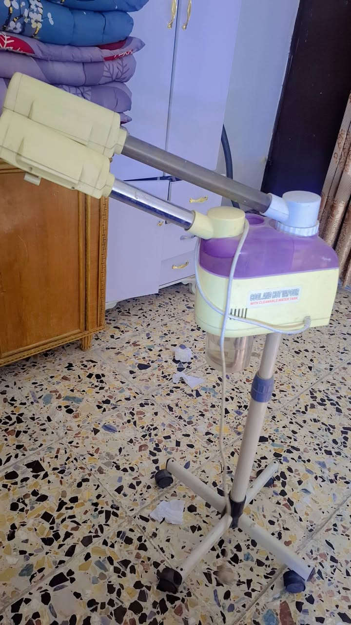 فاترينا ٥٠
كرسي ١٢٥ 
 جهاز بخار ٣٥ 
 مرايات ٤٠ 
للتواصل واتساب فقط ***********
