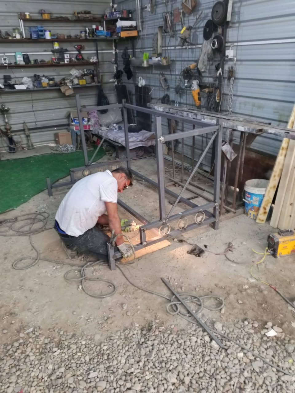 حدادة اسعد العامري ابواب شبابيك محجرات سندويج بنل سقايف كيسبان
***********
