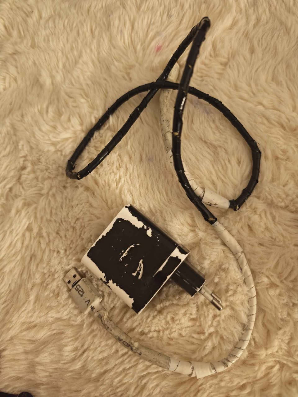 ريلمي 6 نظيف بس الشاشة بيها اثر بسيط ممأثر ع اي شي 
وياه شاحنة وكارتون و4 كفرات هدية 
تواصل 
0770 058 0919 كركوك, العراق
