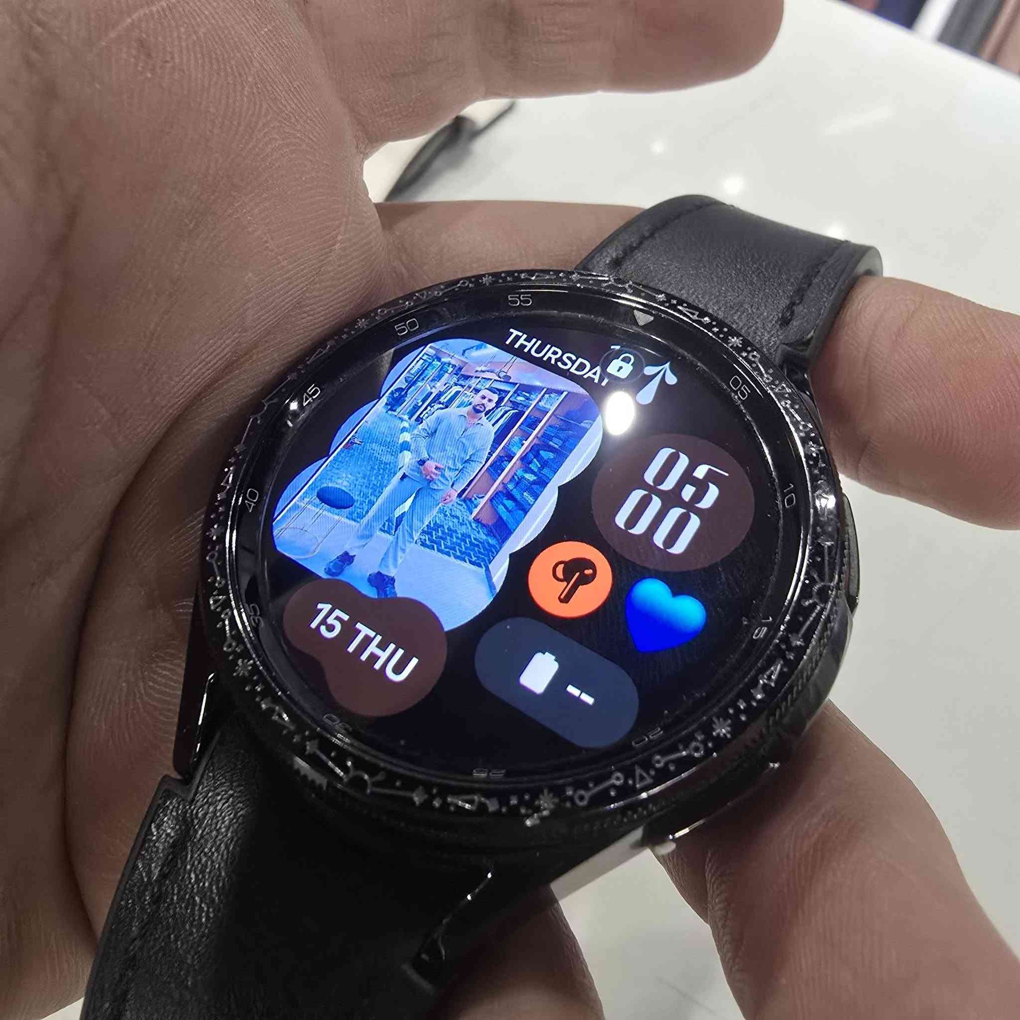 ساعة Galaxy Watch Astro Edition هي إصدار خاص من سامسونج يجمع بين تصميم كلاسيكي مستوحى من علم الفلك  مواصفات ساعة ذكية متقدمة، تتميز بشاشة Super AMOLED أكبر وأكثر سطوعاً، حافة دوارة نحيفة، عدسة كريستال ياقوتي للمتانة، ميزات صحية شاملة (نبض، أكسجين، نوم)، وتدعم أكثر من 90 نشاطاً بدنياً، مع بطارية تدوم طويلاً، وتقدم تجربة مستخدم أنيقة وعملية، كما ذكرت ، و..
المواصفات الأساسية:
الشاشة: Super AMOLED، أكبر حجمًا (حتى 30%) مع حافة أنحف (15%) مقارنة بالإصدارات السابقة.
التصميم: مستوحى من الفلك (astro-inspired)، مع نقوش فلكية على الإطار.
المتانة: مصنوعة من زجاج كريستال ياقوتي لحماية الشاشة.
المقاسات: 47 مم.
نظام التشغيل: Wear OS (يعمل بنظام أندرويد). 
الميزات الصحية واللياقة:
مراقبة شاملة: معدل ضربات القلب، الأكسجين في الدم (SpO2)، تحليل النوم.
تدريبات: دعم لأكثر من 90 نشاطاً بدنياً مختلفاً. 
الميزات الذكية:
اتصال: بلوتوث، تكامل مع أجهزة سامسونج الأخرى (مثل سماعات Buds).
التحكم: حافة دوارة نحيفة للتحكم السلس.
إشعارات: استقبال الرسائل والمكالمات. 
لماذا إصدار Astro؟
يكرم الإرث العلمي القديم في علم الفلك، مستلهماً من الاسطرلاب.
يقدم مزيجًا من الأناقة الكلاسيكية والتقنية الحديثة. 
وياها ٣ سيوره جلد وعلبتها والشاحنه الساعه نظيفه وشغاله بدون اي مشكله 
سعرها ١٥٠ الف قفل مع السيوره 
مكاني بغداد الاعظميه 
***********
***********
