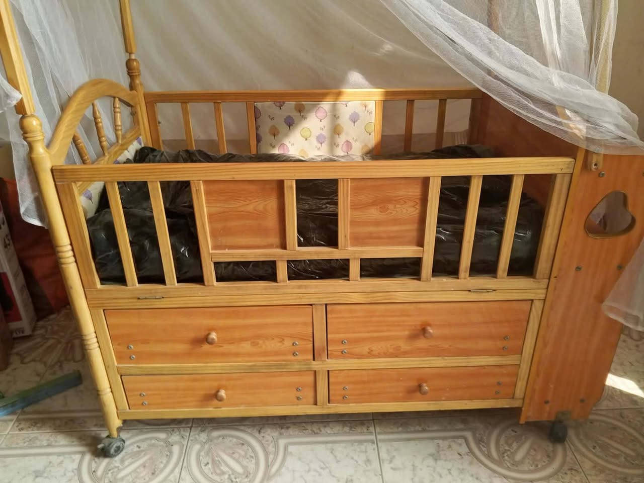 متاح كاروك للبيع مع الدوشك نضيف السعر 100 وبي مجال للتواصل علا الرقم ***********
