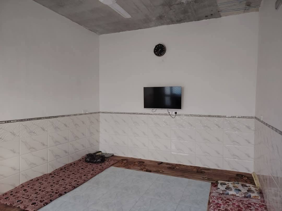 بسم الله الرحمن الرحيم

دار للبيع مع قطعة ارض مجاورة للدار الموقع حي الوحدة فرع الجملون وسط السكن والخدمات المساحة ٤٥٠ متر الدار يتكون من استقبال ٦ × ٤ ومطبخ ٤ *٤ غرفتين نوم مساحة كل ٤ * ٤ مع كراج سيارة وصحيات الاستقبال الارضية سيراميك وباقي الدار صب عادي نظيف بناء حديث  ٠٠٠ السعر المطلوب 55 وبي مجال ابيع البيت وحد وقطعه وحد الي يريد  متواجد خاص او اتصل ***********
