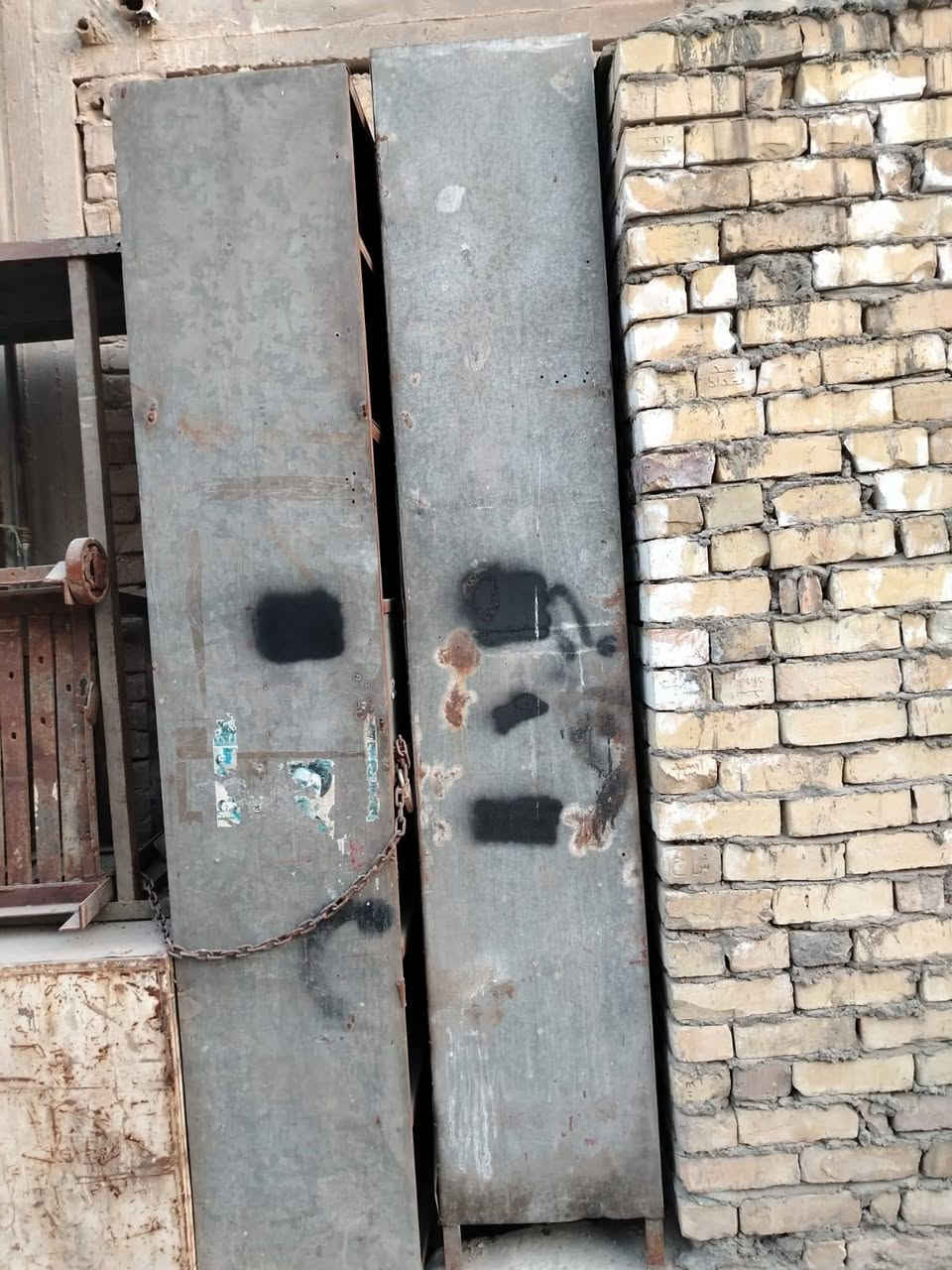 سلام عليكم غراض حدادة كترات عدد ثنين واحد شغال100%  والاخر بيه عطل مع تيغ بلادي 
مولد بنكي 2701 راس توليد 30 Kv 
معواجة عرض متر عراقية  
مع رفوف و بوفية حديد عرض 90 سمك مليمين ثكيلة طول مترتين وميز حديد 3 امتار سمك البليت 6 ملم  مثل ما موضح بالصور عدكم مكاني بغداد حي النصر  ***********
