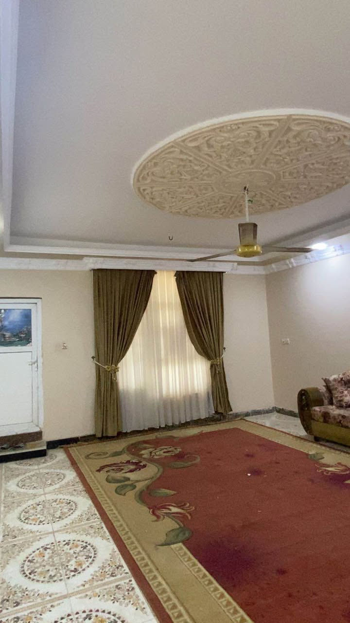 السلام عليكم  و رحمة الله دار حديث للبيع في حي الحضارة الشارع الرئيسي لمدرسة العبير بالفرع المقابل لأسواق هايبر الريان  و جميع ملحقات الدار تحتوي على الديكوات و النقوش المغربية الحديثة و بمختلف التصاميم و  بمساحة 420  واجهة 14 متر و النزال 30 متر تفاصيل الدار:- 
1-  حديقة امامية كبيرة بمساحة 12X8 متر تحتوي على كافة أنوع الأزهار و أشجار الزينة و  العطرية والحمضيات  الأشجار المثمرة  و تحتوي على شلال ماء و نافورة حجرية مع الإضاءة الخاصة بالحدائق بالإضافة إلى جلسة خارجية مطلة على الحديقة 
2- كراج  كبير و مسقف يتسع لسيارات عدد اثنين 
3- محمية طبيعية للحيوانات و الطيور مسقفة بالحديد و القواطع بمساحة 12X6 متر و تحتوي على شلال ماء مشيد من السيراميك و العوازل لمنع الرطوبة 
4- البناء طابقين كونكريت مسلح يحتوي على خمس غرف نوم  بمساحة 5X5 واحدة منها ماستر و استقبال كبيرة بمساحة 6X5 و صالتين كبيرة  الأولى بالطابق الأرضي و الثانية بالطابق الأعلى بمساحة 9X7 و مطبخ منفصل بمساحة 6X6 و حمامات صحية عدد أربعة و السعر (525) خمسمائة و خمسة و عشرون مليون دينار للاستفسار أكثر الاتصال الأرقام ***********
*********** ديوانية, القادسية
