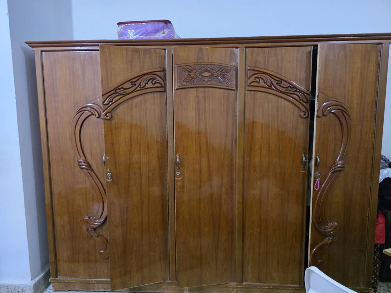 السلام عليكم 
غرفه نجارة من الزين نظيفه كلش  ب ٢٧٥ 
***********
