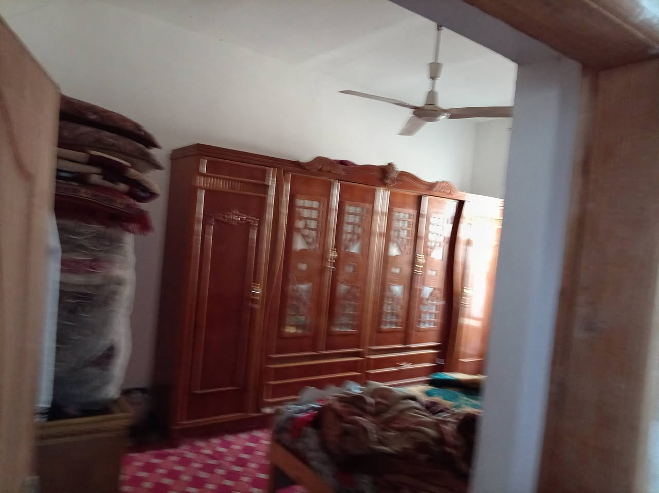 سلام عليكم بيت للبيع المساحه ١٥٦ متر عده الفضله طابو صرف غرفتين واستقبال وصاله ومطبخ وصحيات ركن على شارعين الحريه حي البشائر جيران ذهب صافي سبب البيع ضروف السعر ٨٥ والشراي يدلل التواصل على الرقم... ***********) أبو محمد
