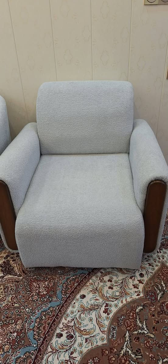 تاقم قەنەفەی ١٠ نەفەری تازەو بەکارنەهاتوە دوو مێزی ناوەراست و مێزێکی سووچی لەگەڵدایە


**إذا كنت صاحب هذا الإعلان وتريد حذفه لأي سبب، رجاءا أرسل رسالة إلى الدعم الفني**