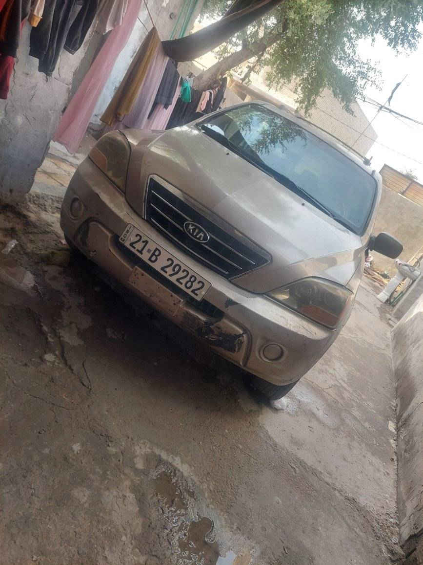 سلام عليكم للبيع كيا سورنتو موديل 2007 وأرد امريكي رقم سليمانية دولي بسمي سنوية ل ٢٠٣٠ هزة جديدة فور ويل السيارة صار بيها كازكيت وابيع على وضعها وسعر المحرك ٩ ورقات وباقي  لسيارة كفالة كير صدر تبريد منضومة كاملة جديدة تخم تاير شواصي مكفولة كله وضع شركة مكاني بغداد الامين الثانية والسعر 75 وبيها مجال قليل *********** وبيها بص جاملغ الامامي صبغ وسيارة جاهزة 7 راكب
