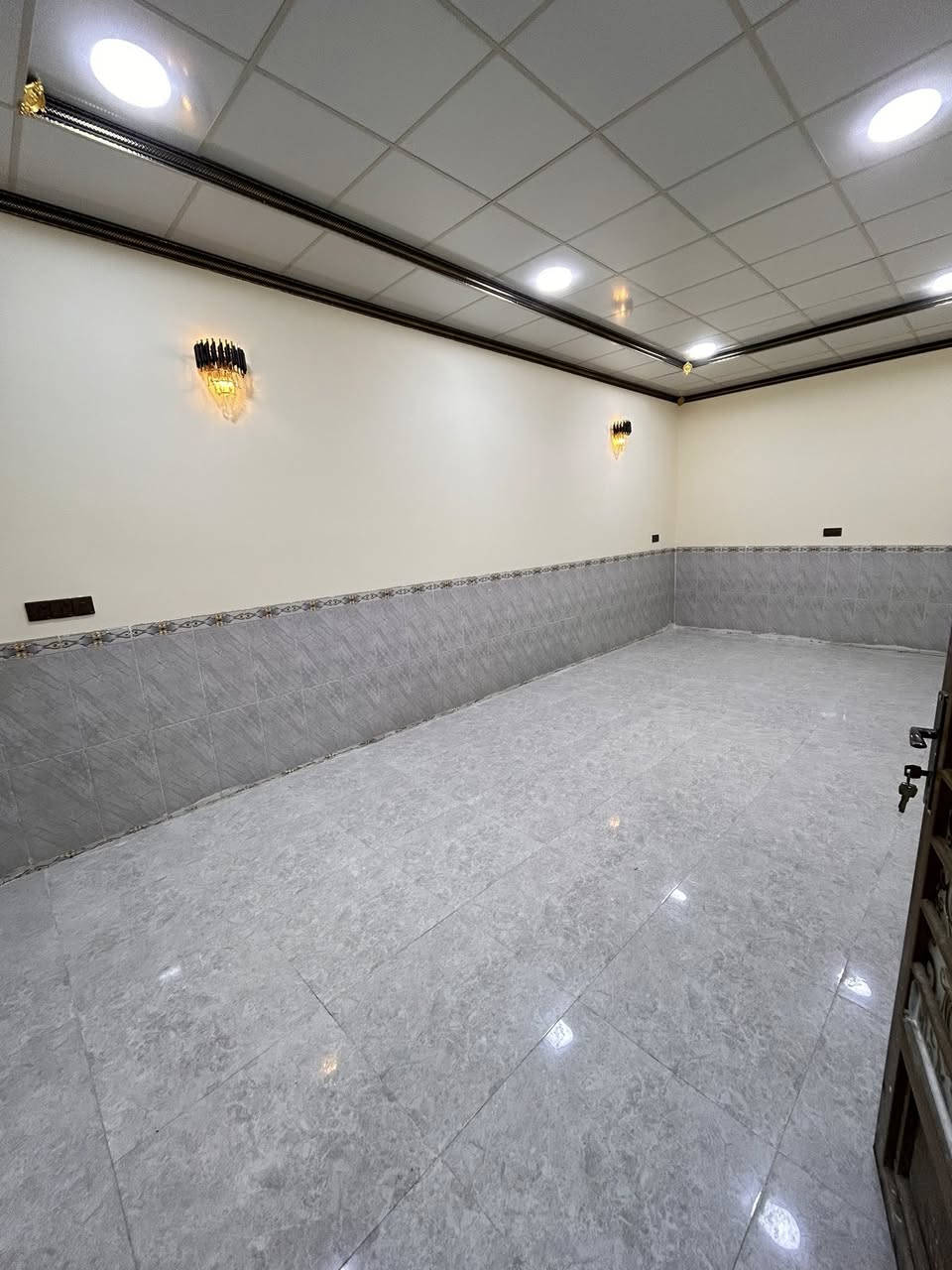 دار للبيع دوانم المعمل
مساحه 150م طابقين زيرو 
4غرف نوم 
شارع تبليط 12
او مراوس بدار منطقة جبيرية 1 او 2او 3
بمساحه 200او 250
للأستفسار 
***********
