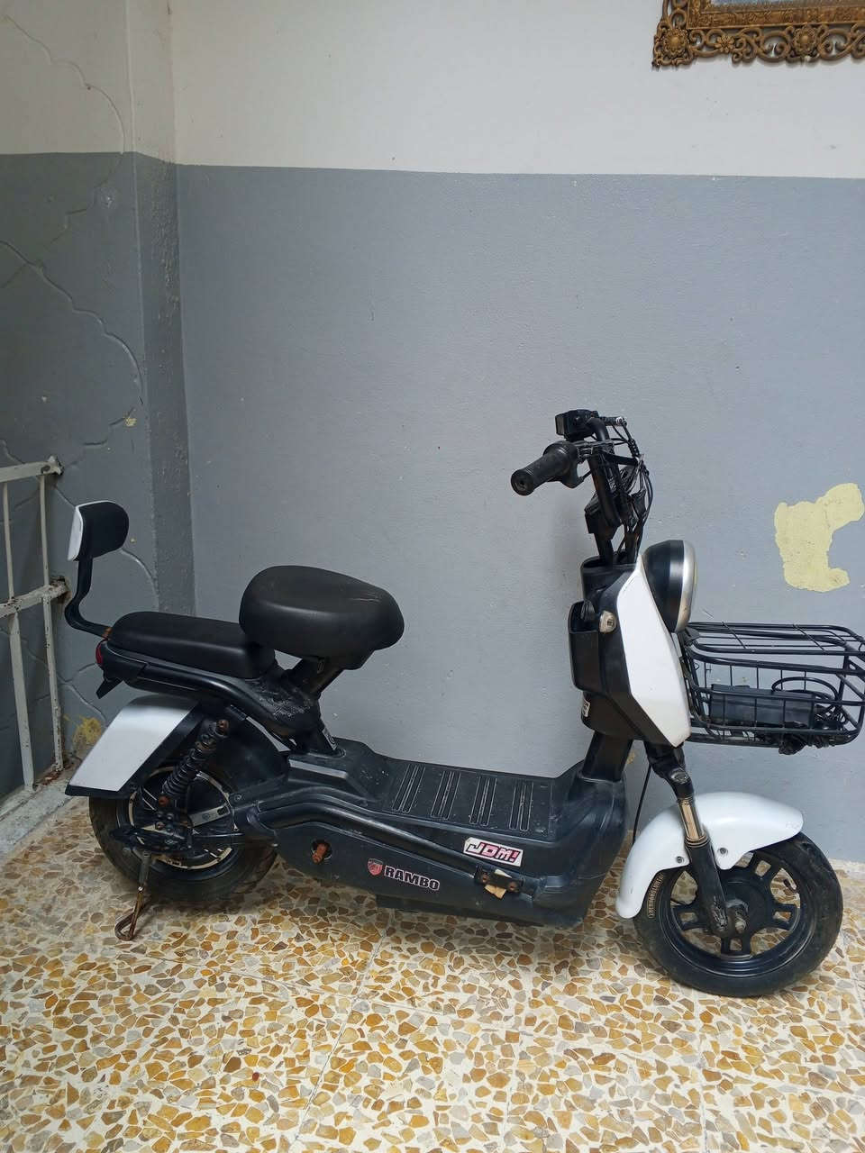 ماطور شحن للبيع يحتاج فقط بطارية السعر منسب التصال على الرقم***********
