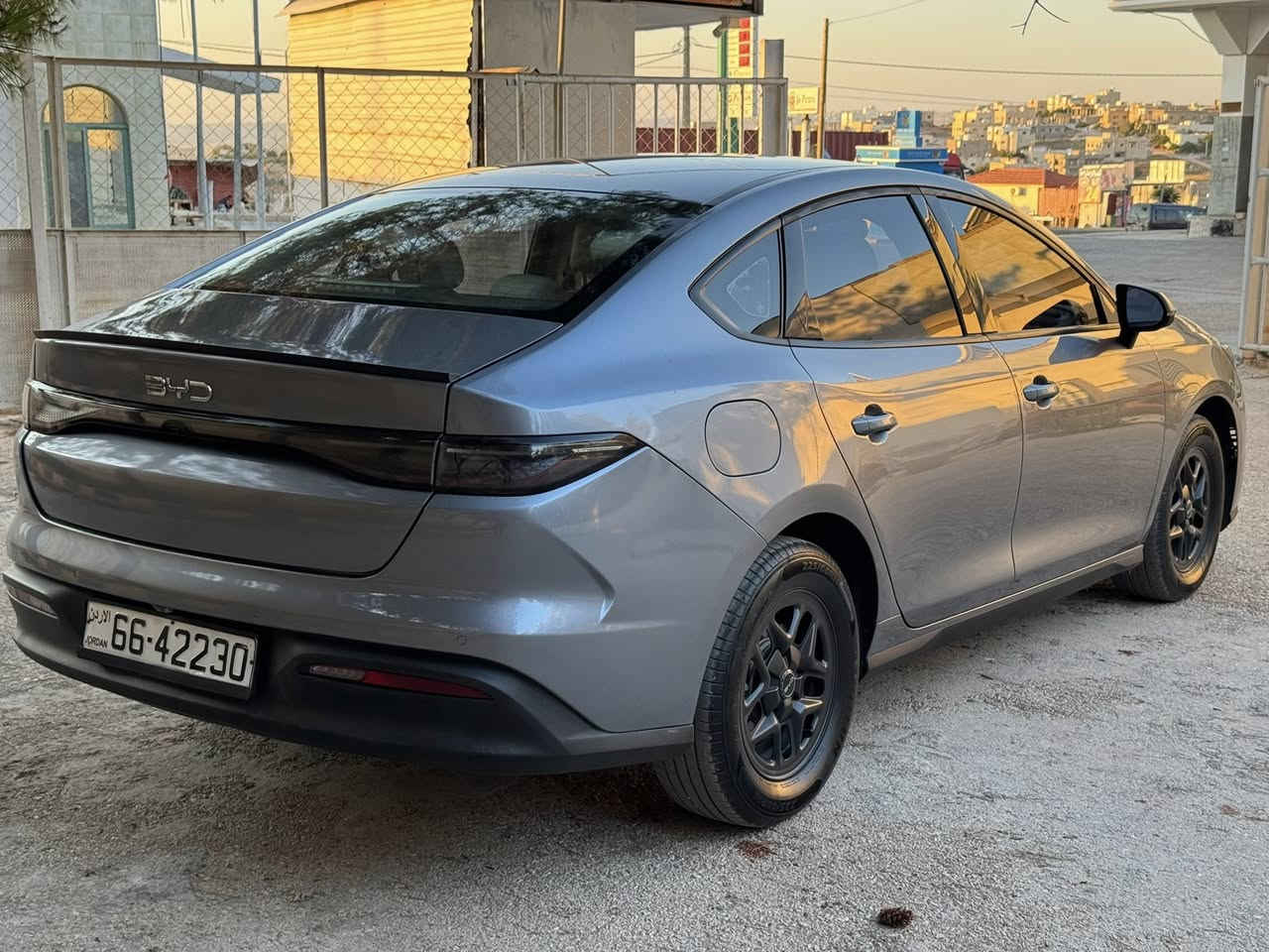 2025 BYD SEAL 05 D-MI PLUG-IN HYBRID
بي وي دي 2025 للبيع بسعر مغري 
قاطعه ٣٣ الف كيلو 

محرك البنزين : 
1500 سي سي
4 سلندر 
بنزين 
السيارة تقطع بالفل 2100 كيلو متر 
سعة خزان الوقود 65 لتر 
حجم البطارية : 7.68 كيلو واط و تقطع بالشحنة 55 كيلو متر و يمكن شحنها 
نوع البطارية : ايرون فوسفات الحديد 

يمكن السير على البطارية الكهربائية بالكامل 

الاضافات :
 مقاعد جلد 
 شاشة امامية كبيرة و متحركة /  كاميرا )
 تحكم طارة
 مثبت سرعة
 بصمة تشغيل و دخول
عداد ديجيتال 
حساسات اصطفاف امامية و خلفية
 اضوية امامية Led
 اضاءة نهارية Led
 هاندبريك الكتروني
 جنط المنيوم
 مداخل شاحن موبايل سريع جير ماوس
وسائد هوائية
فتحات مكيف خلفية
 صندوق خلفي كهرباء 
 خاصية ال Smart drive )

Blind spot monitor  حساس النقطة العمياء 
Collision warning system  نظام تنبيه الاصطدام 
Lane assist  تحديد مسار 
Auto park  اصطفاف ذاتي 
Bluetooth  بلوتوث 
Auto lights  اضاءة ذاتية 
Navigation Maps  نظام خرائط الملاحة 
Airbags  وسائد هوائية

السعر : ١٤٩٥٠
 
للتواصل : 0798236090 
‏


**إذا كنت صاحب هذا الإعلان وتريد حذفه لأي سبب، رجاءا أرسل رسالة إلى الدعم الفني**