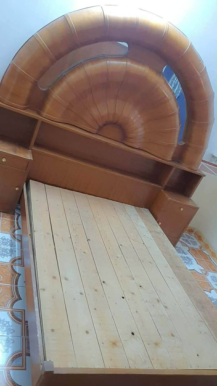 غرفة نوم صاج خمس قطع نظيفه كلش وبسعر مناسب للاتصال مزاد امام عباس *********** خناقين, ديالى
