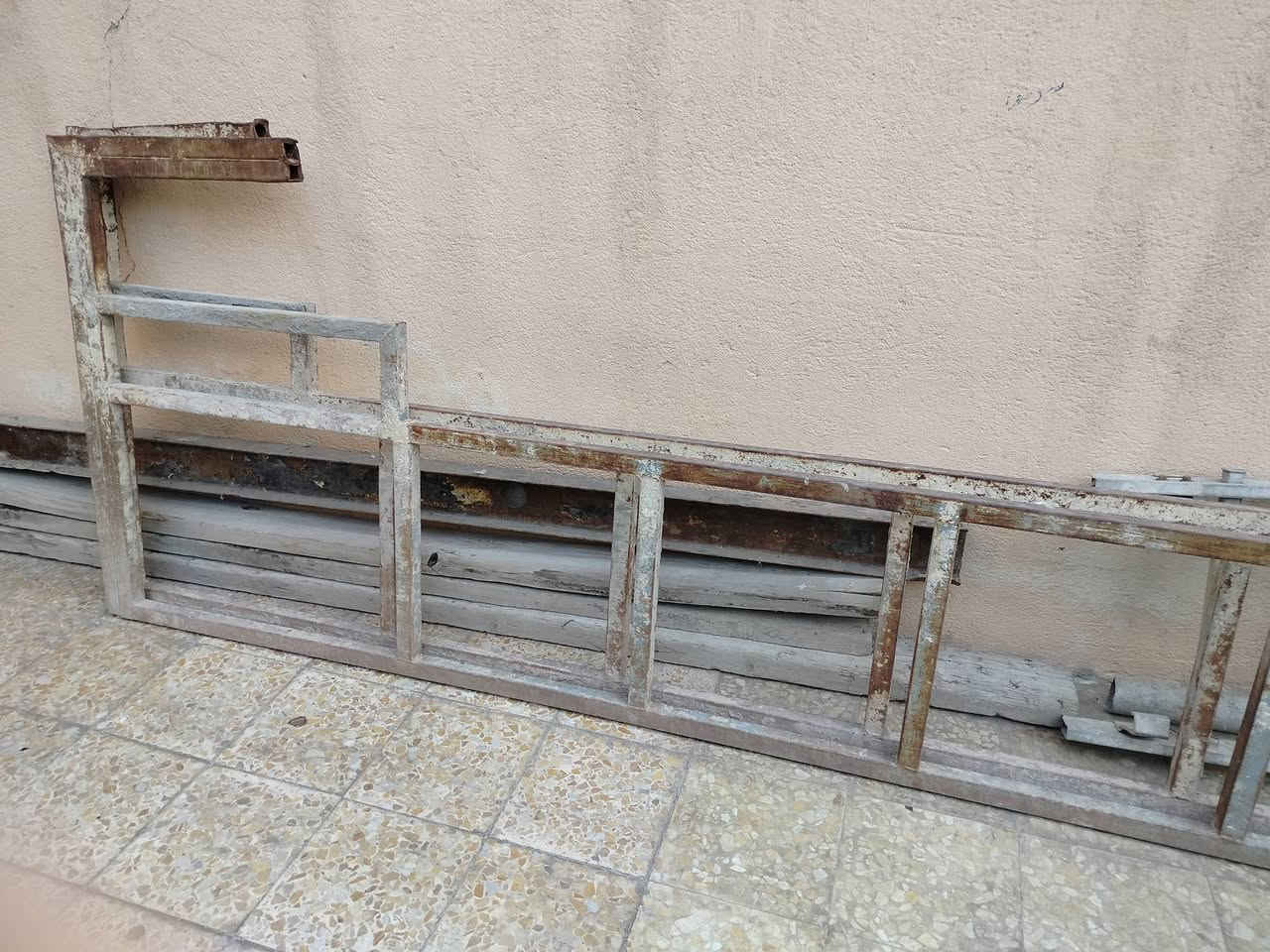 يوجد سكلةتعليق نظيفةكلش قياس4م وعربات خمسة تفصال حديدقوي وتايرات سكلةام القفل ***********
