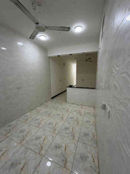 السلام وعليكم شقه طابق اول في منطقه محولة الزهير قبل البهادريه مساحتها 110متر تحتوي الشقه على   صاله ومطبخ تصميم مودرن التركي مشترك  وغرفتين منام   ومرافق صحيه وحمام منعزل  والشقه بيها ماطور وتانكيات ابو الطن عدد 2 للماء الحلو والماء المالح وبنكات سقفيه متكامله ويوجد كيزر وسنك مرمر اصلي والسطح مشترك لل4شقق
الشقه جديده وشغلها درجه اولى
ملاحضه الايجار فقط عوائل صغيره 
سعر الايجار 450 الف نهائي
دلاليتي مع العقد ثابته 125
 رقمي للاستفسار *********** يوجد واتساب
