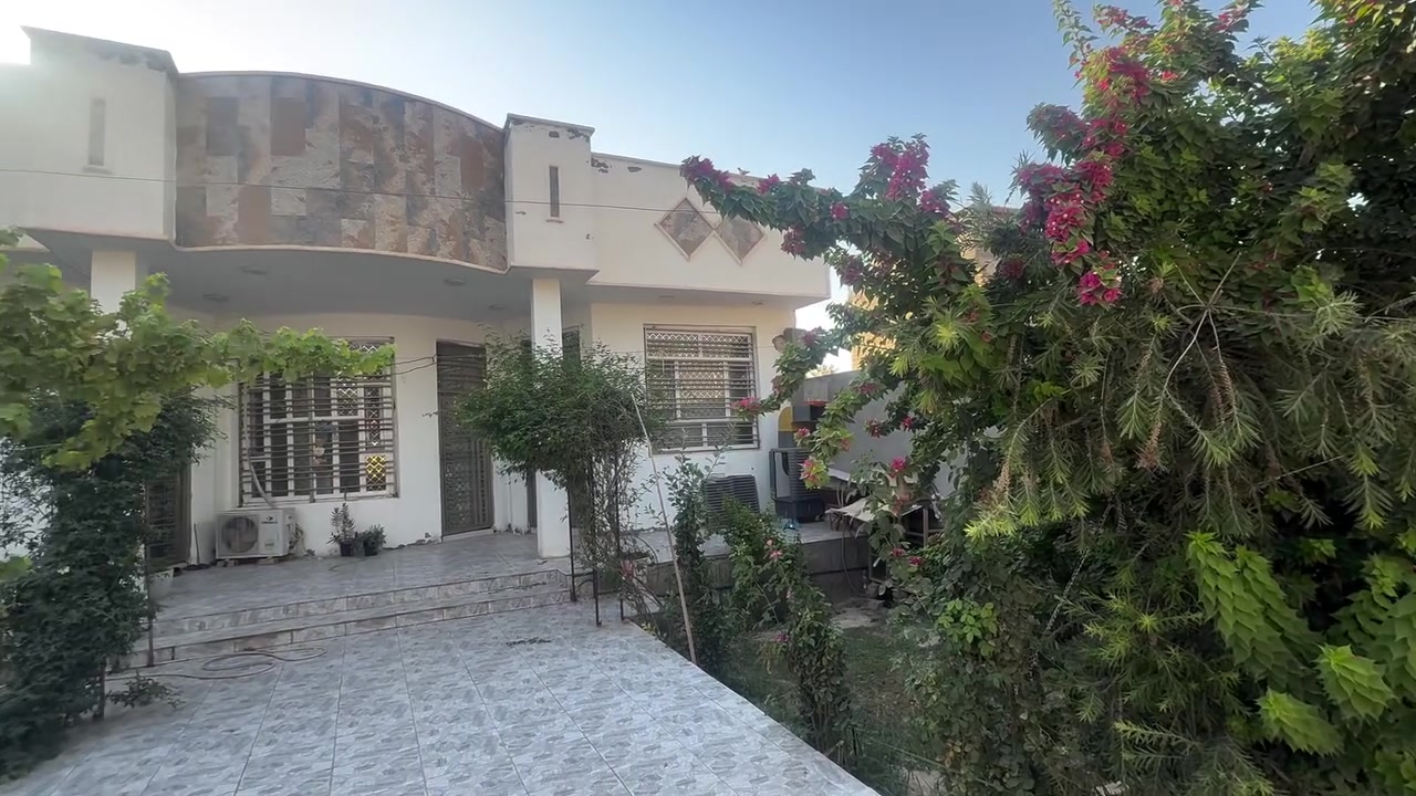 دار للبيع
زوير الغربي قبل مشروع الماء الثاني يبعد عن الشارع العام 200 متر 
المساحة الكلية 400 سند 
واقع 375 تقريباً 
طابق واحد غرفتين نوم وباقي التفاصيل المعروفة 
ممر حول البيت 
بناء حديث زراعي 25 
السعر المطلوب 225 مليون 
للتواصل ***********او خاص
