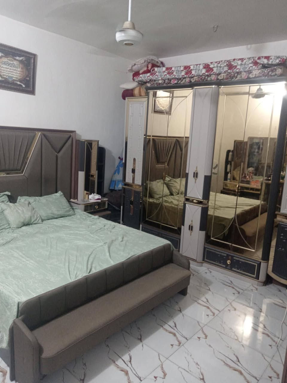 بيت للبيع في حي الحكيم بنهايه شارع كاظم عطوف مساحته ١٢٠ متكون من استقبال ومطبخ جبير وغرفه نوم وصحيات داخليه وخارجيه بدون درج داخلي طابق واحد البيت صب ومرقم من البلديه عرض الشارع ٥ امتار السعر ٢٠ مليون وبي مجال بسيط والشراي يتصل عله الرقم ***********
