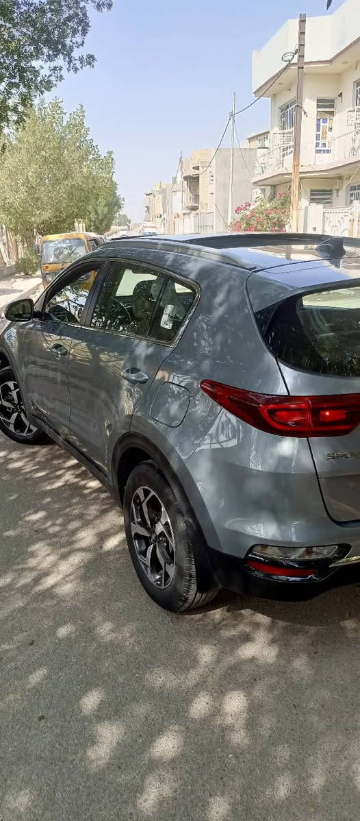 سبورتج 21 خليجي رقم اربيل الدولي فول مواصفات عدة البصمة سيارة كفالة عدة الجاملغ الامامي وقليل بالباب بدون دواخل نهائيآ 
مواصفات:: بانوراما تحكم ستيرن كامل 3 وضعيات قيادة قطعتين تبريد اشاير بالمري ويل كب كروم شاشة كبيرة كامرة دوارة حساس امامي خلفي بك لايت LED لايت منضومة كاملة زنون داخل لونين مكينة 2000 دوش وبعد بيها هواي مواصفات معروفة 
سعر اتصل وبخدمتك مكانها واسط العزيزية 
***********
