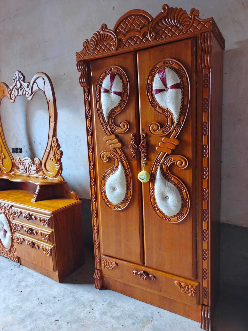 سلام عليكم غرفه نوم للبيع صاج ثقيل ونضيفه ونقش حديث الغرفة مستخدما5اشهر سعر 750الف وبيها مجال وكو توصيل***********
