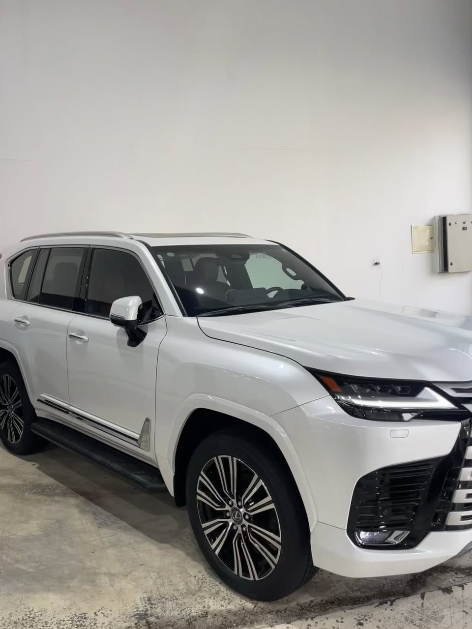 للبيع LX600,2025,900km 

رقم بغداد انكليزي 

الفئه بلاتينيوم 

داخل احمر 

شباك نيكل 

تنته سوده 

سماعات JBL 

ويلكب كروم 

شركة الفطيم 

العنوان معارض النهضة شركة الكرادي 
***********عبدالله حسين الكرادي
