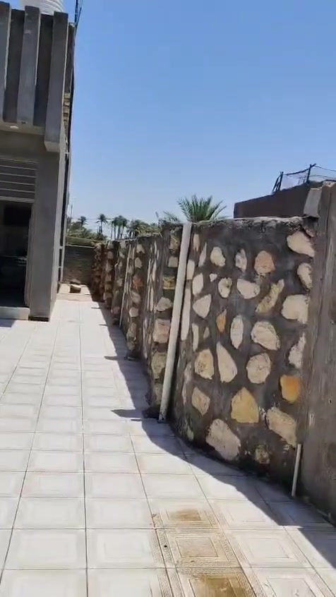 سلام عليكم 
بيت للبيع سند 25
مساحه 400 متر 
حله ورديه خارج 
يم معمل أبو كيره
***********
