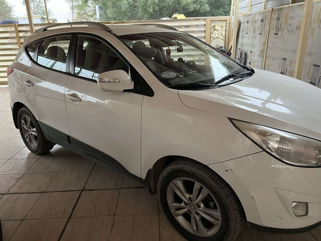 السلام عليكم 
توسان 2012 خليجي العداد 115 لا منزل ولا شي السيارة من 2012 على ايدي 
بيها رصعات وضربة بسيطة بحافة الجنطة موضحة بالصور 
السعر 155 ورقة 
المكان بغداد
***********
غير متواجد على الفيس
